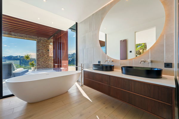 Architectural masterpiece with panoramic sea & mountain views in El Madroñal, Benahavís