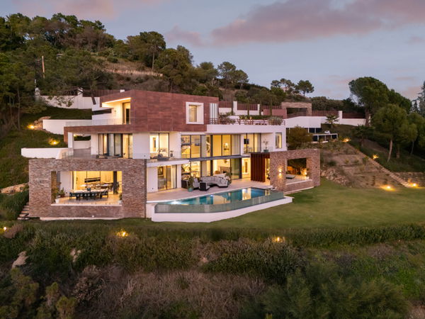Architectural masterpiece with panoramic sea & mountain views in El Madroñal, Benahavís