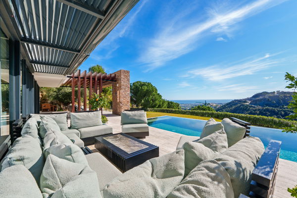 Architectural masterpiece with panoramic sea & mountain views in El Madroñal, Benahavís