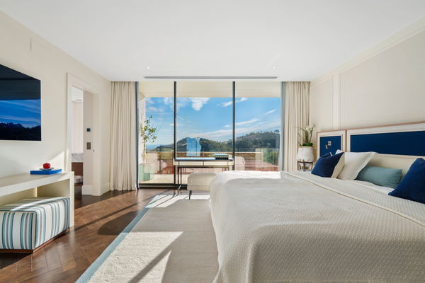 Architectural masterpiece with panoramic sea & mountain views in El Madroñal, Benahavís