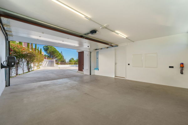 Architectural masterpiece with panoramic sea & mountain views in El Madroñal, Benahavís