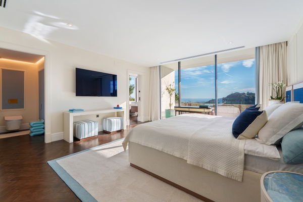 Architectural masterpiece with panoramic sea & mountain views in El Madroñal, Benahavís