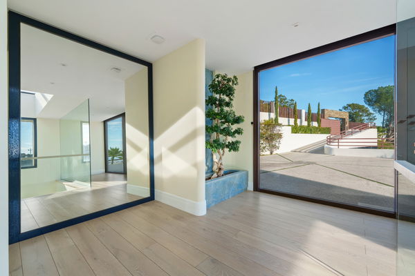 Architectural masterpiece with panoramic sea & mountain views in El Madroñal, Benahavís