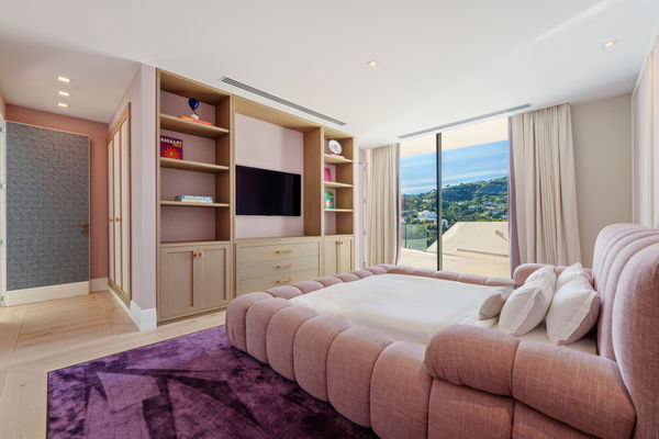 Architectural masterpiece with panoramic sea & mountain views in El Madroñal, Benahavís