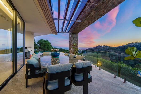 Architectural masterpiece with panoramic sea & mountain views in El Madroñal, Benahavís