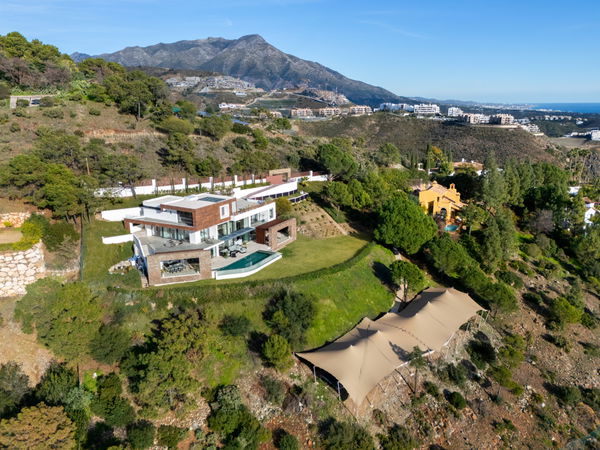 Architectural masterpiece with panoramic sea & mountain views in El Madroñal, Benahavís