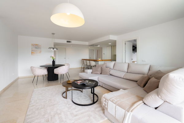 Ground floor residence with sea and mountain views in Nueva Andalucia, Marbella