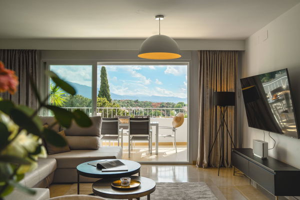 Ground floor residence with sea and mountain views in Nueva Andalucia, Marbella