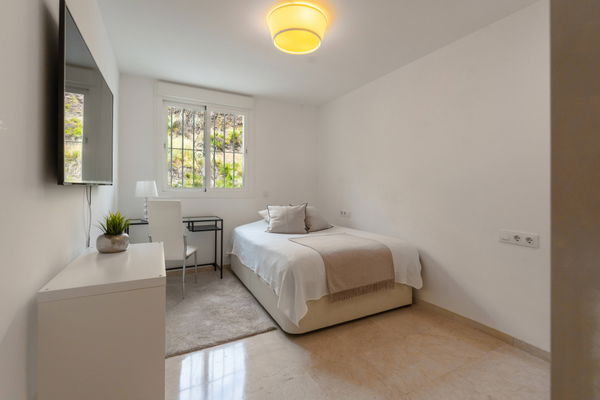 Ground floor residence with sea and mountain views in Nueva Andalucia, Marbella