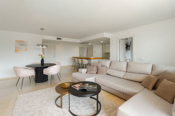 Ground floor residence with sea and mountain views in Nueva Andalucia, Marbella