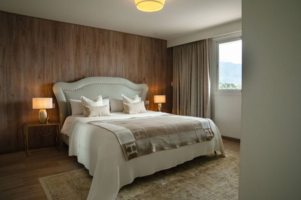Ground floor residence with sea and mountain views in Nueva Andalucia, Marbella