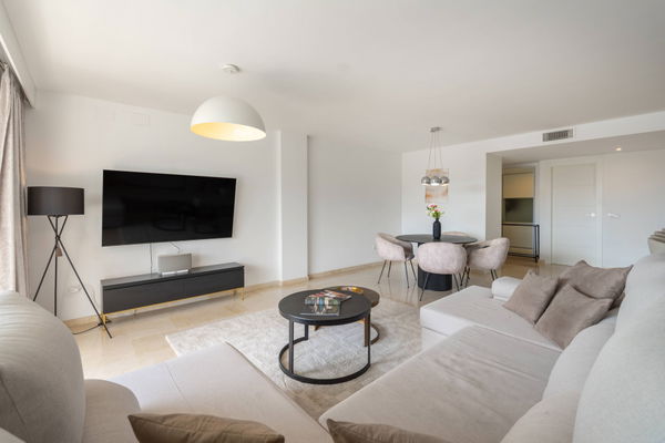 Ground floor residence with sea and mountain views in Nueva Andalucia, Marbella