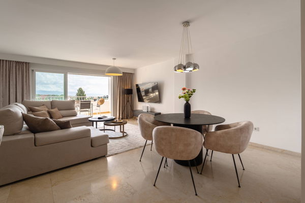 Ground floor residence with sea and mountain views in Nueva Andalucia, Marbella