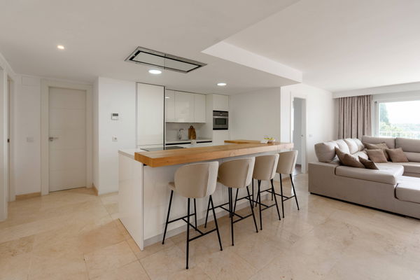 Ground floor residence with sea and mountain views in Nueva Andalucia, Marbella