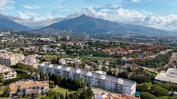 Ground floor residence with sea and mountain views in Nueva Andalucia, Marbella