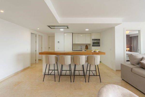 Ground floor residence with sea and mountain views in Nueva Andalucia, Marbella
