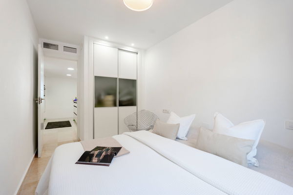 Ground floor residence with sea and mountain views in Nueva Andalucia, Marbella