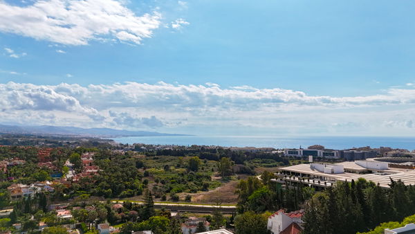 Ground floor residence with sea and mountain views in Nueva Andalucia, Marbella