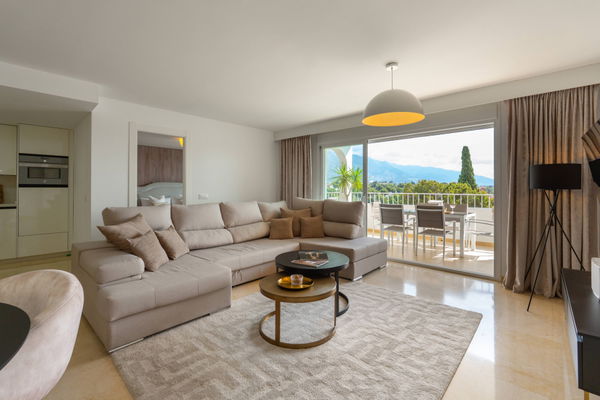Ground floor residence with sea and mountain views in Nueva Andalucia, Marbella