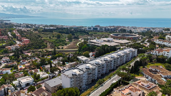 Ground floor residence with sea and mountain views in Nueva Andalucia, Marbella