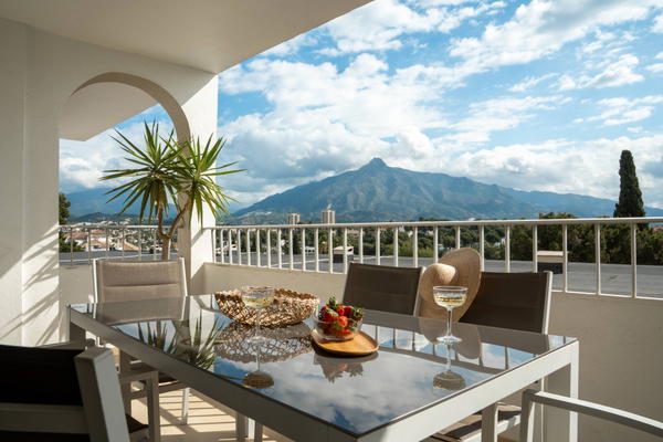 Ground floor residence with sea and mountain views in Nueva Andalucia, Marbella