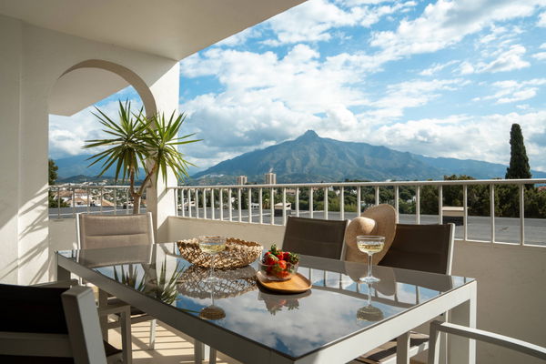Ground floor residence with sea and mountain views in Nueva Andalucia, Marbella