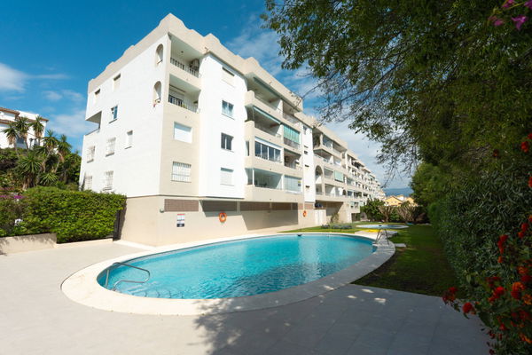 Ground floor residence with sea and mountain views in Nueva Andalucia, Marbella