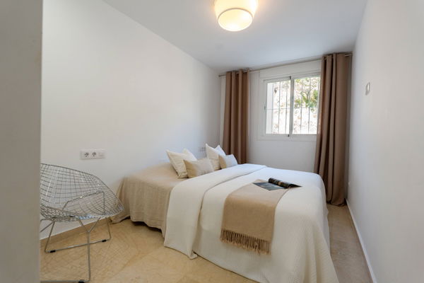 Ground floor residence with sea and mountain views in Nueva Andalucia, Marbella
