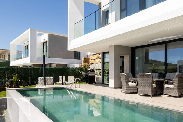 Modern villa with open golf views in Valle Romano, Estepona West