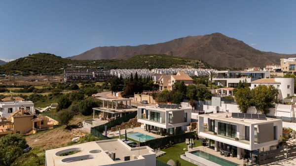 Modern villa with open golf views in Valle Romano, Estepona West