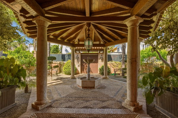 Traditional Andalusian frontline golf villa in Guadalmina Alta, Marbella