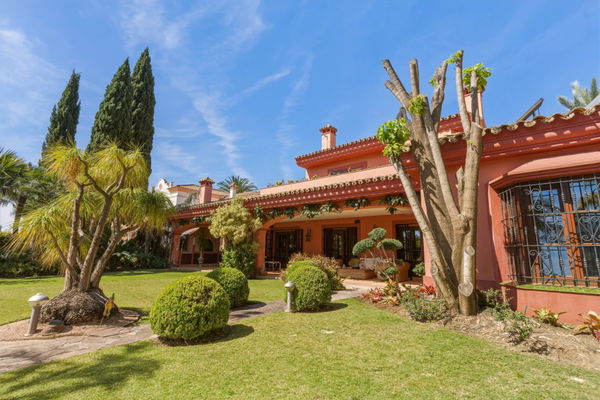 Traditional Andalusian frontline golf villa in Guadalmina Alta, Marbella