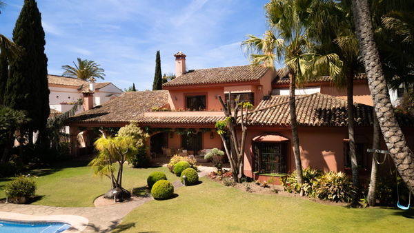 Traditional Andalusian frontline golf villa in Guadalmina Alta, Marbella