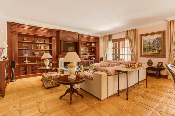Traditional Andalusian frontline golf villa in Guadalmina Alta, Marbella