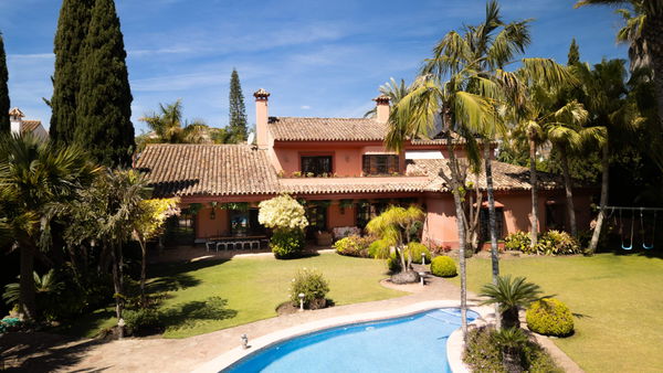 Traditional Andalusian frontline golf villa in Guadalmina Alta, Marbella
