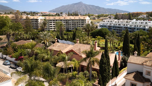 Traditional Andalusian frontline golf villa in Guadalmina Alta, Marbella