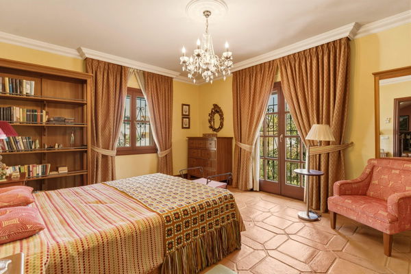Traditional Andalusian frontline golf villa in Guadalmina Alta, Marbella
