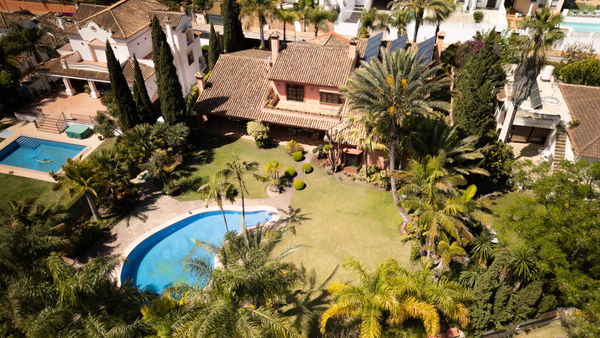 Traditional Andalusian frontline golf villa in Guadalmina Alta, Marbella