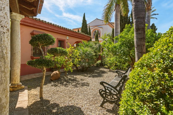 Traditional Andalusian frontline golf villa in Guadalmina Alta, Marbella