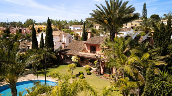 Traditional Andalusian frontline golf villa in Guadalmina Alta, Marbella