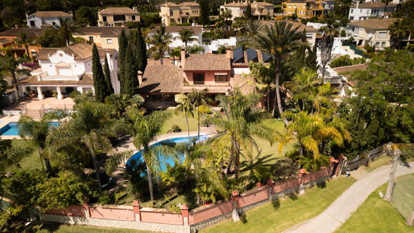 Traditional Andalusian frontline golf villa in Guadalmina Alta, Marbella
