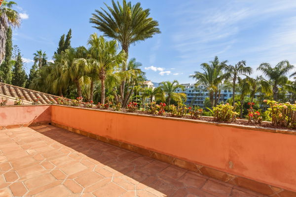Traditional Andalusian frontline golf villa in Guadalmina Alta, Marbella