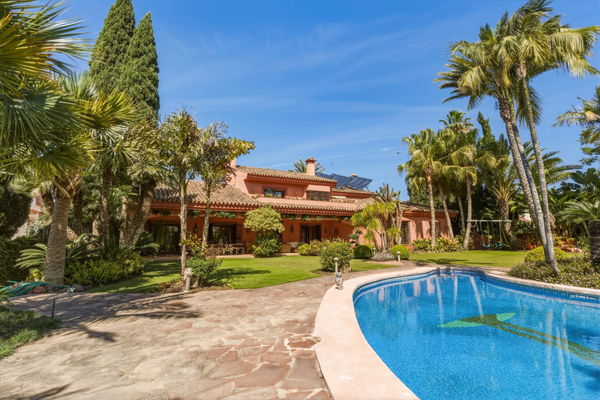 Traditional Andalusian frontline golf villa in Guadalmina Alta, Marbella