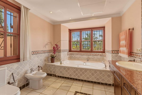 Traditional Andalusian frontline golf villa in Guadalmina Alta, Marbella
