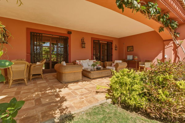 Traditional Andalusian frontline golf villa in Guadalmina Alta, Marbella
