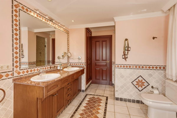 Traditional Andalusian frontline golf villa in Guadalmina Alta, Marbella