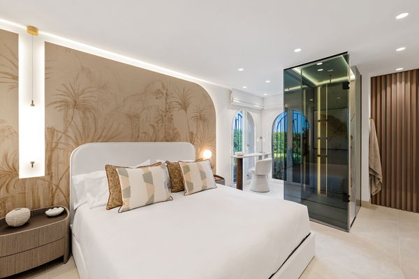 Refined beachfront living in Alcazaba Beach, Estepona