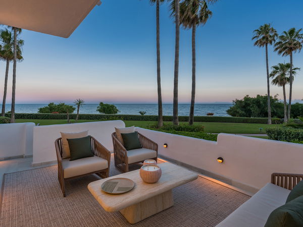 Refined beachfront living in Alcazaba Beach, Estepona