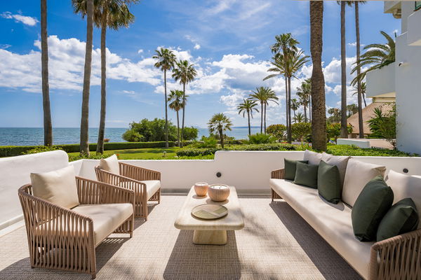 Refined beachfront living in Alcazaba Beach, Estepona