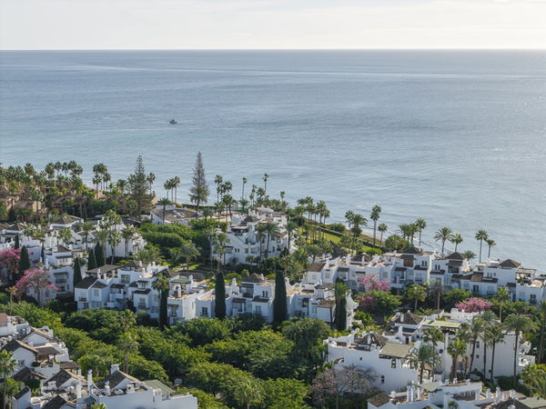 Refined beachfront living in Alcazaba Beach, Estepona